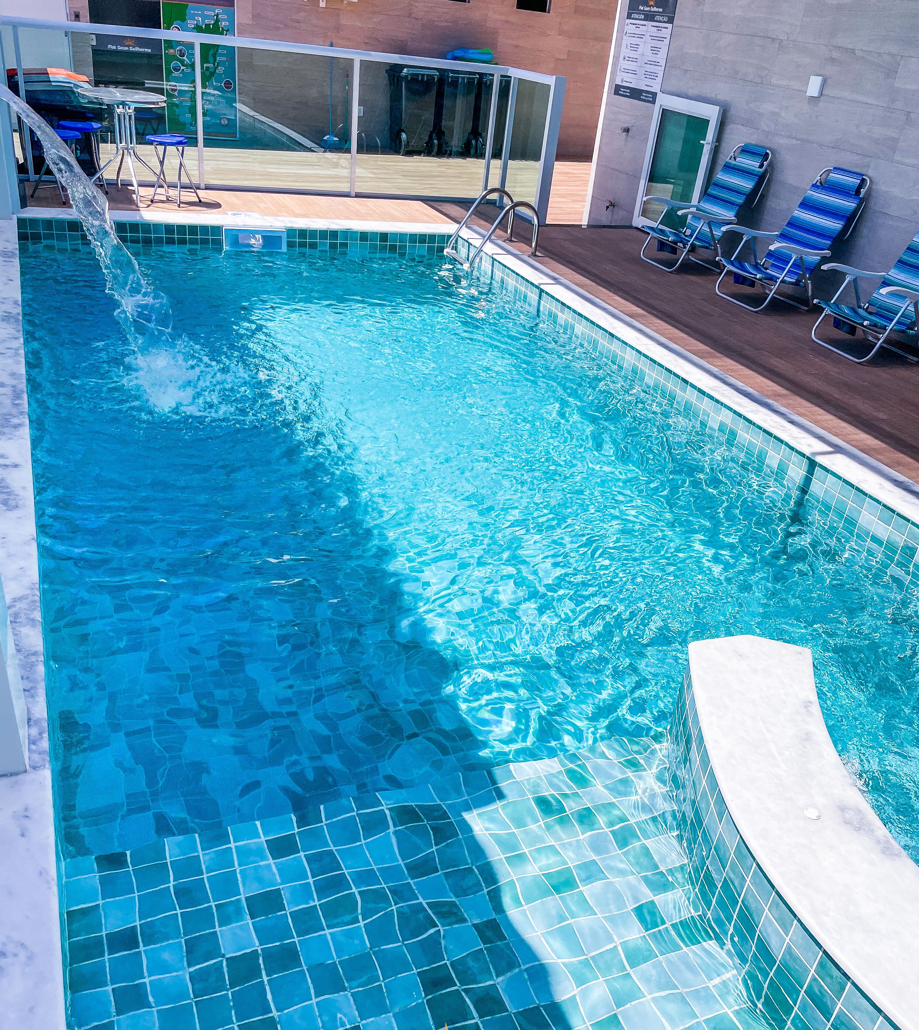 Innenpool, geöffnet von 09:00 Uhr bis 22:00 Uhr, Sonnenschirme