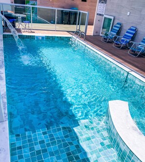 Piscine couverte, parasols de plage, chaises longues