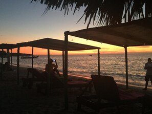 Sulla spiaggia, sabbia bianca, un bar sulla spiaggia