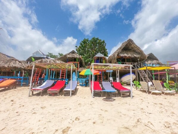 Sulla spiaggia, sabbia bianca, un bar sulla spiaggia