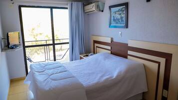 Quarto casal | Frigobar, escrivaninha, cortinas blackout, Wi-Fi de cortesia