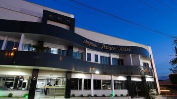 واجهة المنشأة - في المساء/الليل