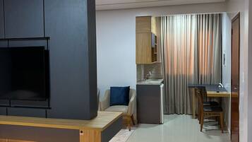 Quarto elite | Roupas de cama antialérgicas, frigobar, escrivaninha, Wi-Fi de cortesia