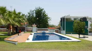 Piscina externa, espreguiçadeiras