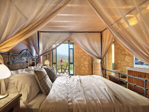 4 slaapkamers, een kluis op de kamer, een strijkplank/strijkijzer