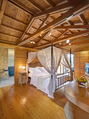 4 bedrooms, in-room safe, iron/ironing board, free WiFi