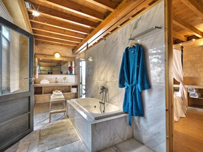 Combined shower/bathtub, jetted bath, hair dryer, towels - Villa Ariadne - Apokoron Villa with 2 Private Pools and Great Views (Gavalochori)