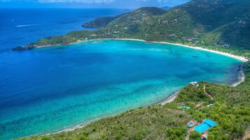 Chaises longues, parasols, serviettes de plage