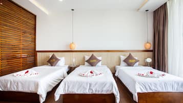 Minibar, caja de seguridad en la habitación y escritorio