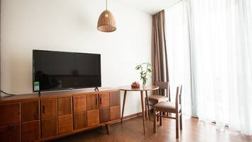 تلفزيون إل سي دي بحجم 24-بوصة يعرض قنوات تلفزيونية باشتراك مدفوع