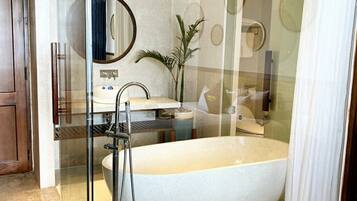 Suite Junior | Minibar, una cassaforte in camera, una scrivania, insonorizzazione
