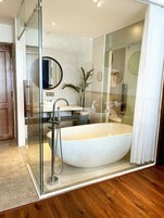 Junior Suite | Minibar, in-room safe, desk, soundproofing