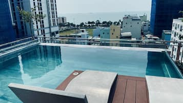 12 piscine all'aperto, lettini