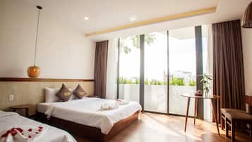 Family Room, Balcony | 1 bedroom, minibar, in-room safe, desk