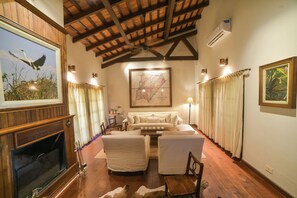 Luksus-småhus, 2 soverom | Oppholdsområde | En 43-tommers LED-TV med digitale kanaler samt TV og filmkjøp