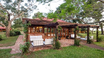 Een 43-inch ledtelevisie met digitale zenders en een televisie