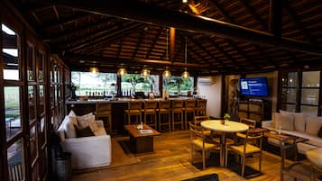Televisión LED, películas con cargo, servicios de streaming