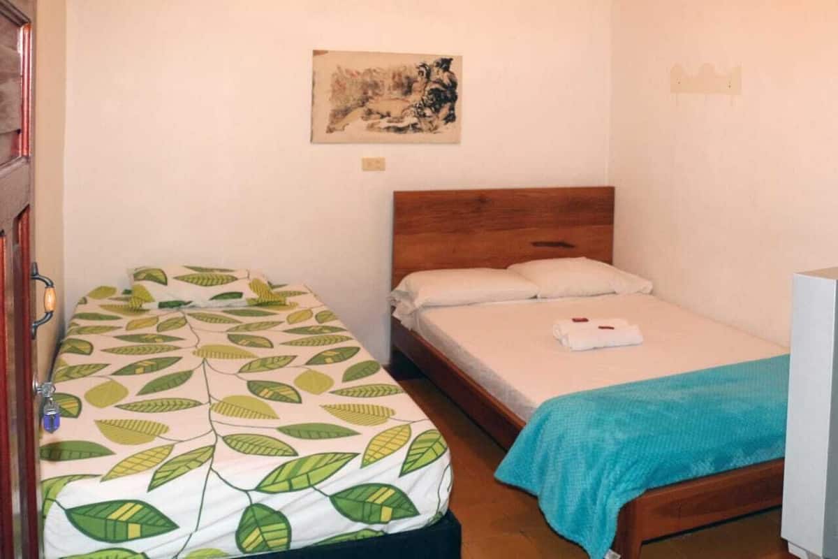Een strijkplank/strijkijzer, gratis wifi, beddengoed