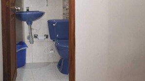Douche, douche à « effet pluie », sèche-cheveux, serviettes fournies