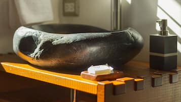 Toallas, jabón, champú y papel higiénico