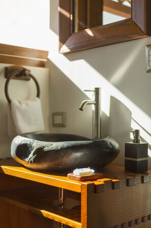 Toallas, jabón, shampoo, papel de baño 