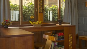 Un interior de madera con un escritorio, una silla y estanterías.