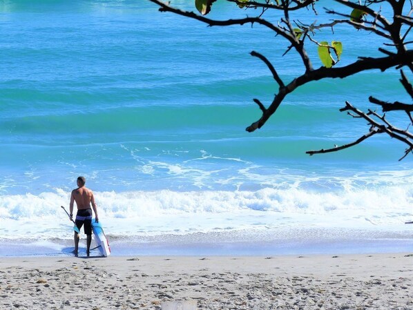 Una playa cerca, sillas reclinables de playa, toallas de playa