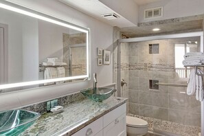 Bathtub - Sandpiper Condominiums 907, Panoramic Gulf Views w/ direct access to Mustang Island/Port A beaches. (Port Aransas)