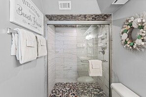 Shower, towels - Sandpiper Condominiums 403, Panoramic Gulf Views w/ direct access to Mustang Island/Port A beaches. (Port Aransas)