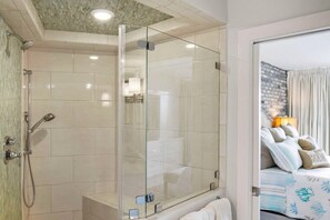 Bathtub, towels - Sandpiper Condominiums 201, Panoramic Gulf Views w/ direct access to Mustang Island/Port A beaches. (Port Aransas)