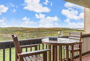Outdoor dining - Sandpiper #101: Beachfront 3 Bedroom 2.5 Bathroom With Spectacular Views and 24 Hour Management (Port Aransas)