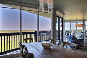 Dining - Sandpiper Condominiums 102, Panoramic Gulf Views w/ direct access to Mustang Island/Port A beaches. (Port Aransas)