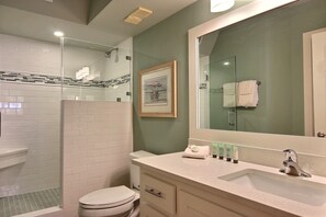 Bathtub, towels - Sandpiper Condominiums 102, Panoramic Gulf Views w/ direct access to Mustang Island/Port A beaches. (Port Aransas)