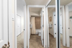 Combined shower/bathtub, towels - Sandpiper  #1008: Beachfront 2 Bedroom 2 Bathroom With Spectacular Views and 24 Hour Management (Port Aransas)