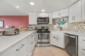 Een koelkast, een microgolfoven, een oven, een kookplaat