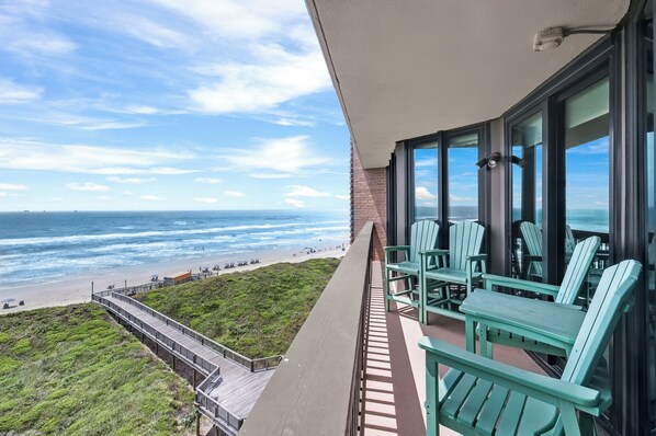 Un balcon avec vue sur la plage et l’océan.