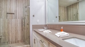 Shower, hair dryer, towels - Sonoran Sun SE 605 You Are My Sunshine Lovely Ocean Front Condo (Puerto Peñasco)