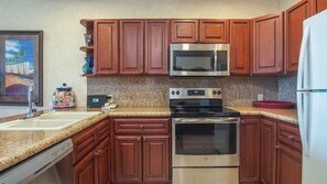 Refrigerador, microondas, horno y parrilla de estufa