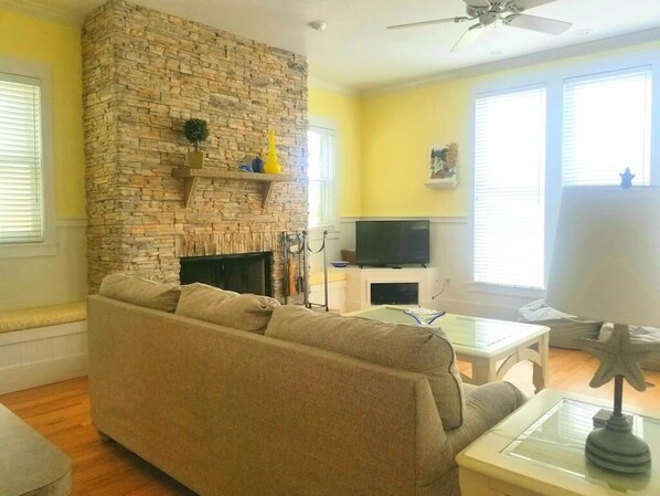 Télévision, cheminée