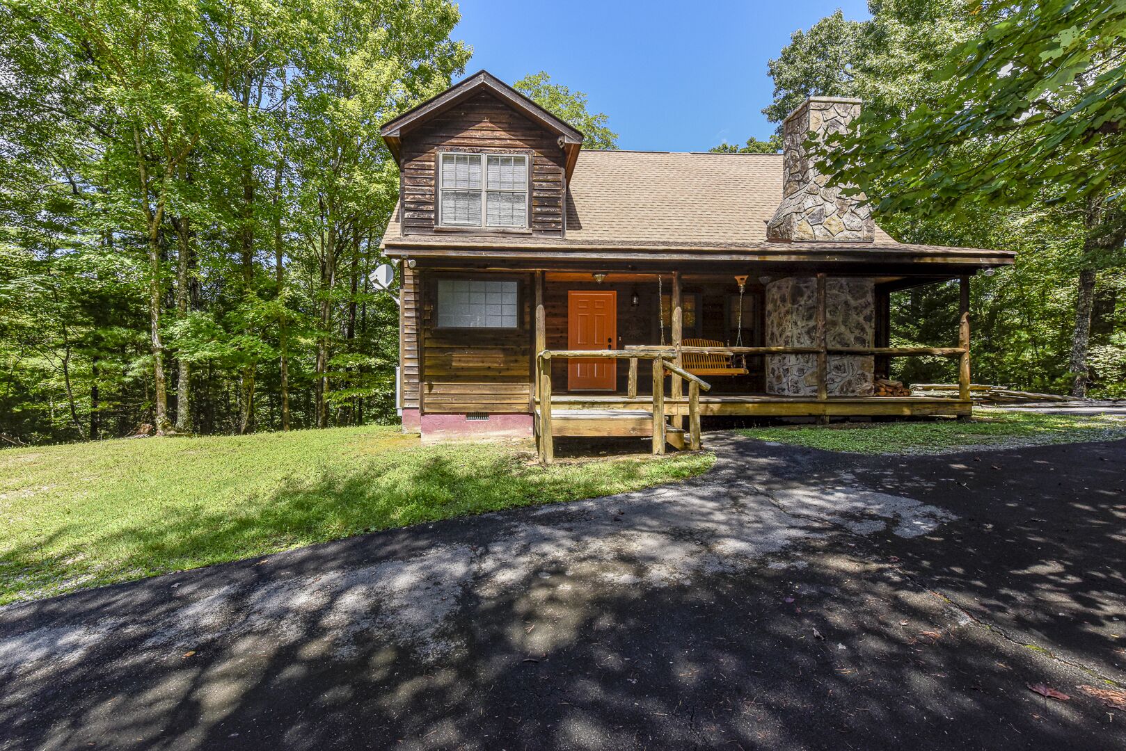 Newly renovated cabin tucked in the woods with WiFi, Screened Porch, and HOT TUB
