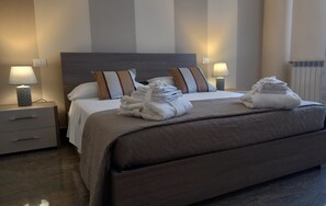 3 slaapkamers, een strijkplank/strijkijzer, reisbedje, wifi