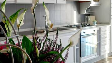 Frigorifero, microonde, forno, piano cottura