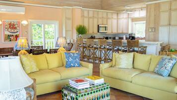 TV connectée, lecteur de DVD, livres, chaîne hi-fi