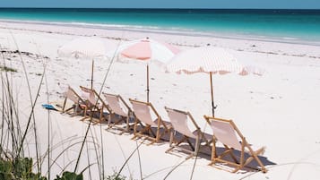 Plage, chaises longues, serviettes de plage
