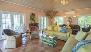 Smart-TV, DVD-Player, Bücher, Stereoanlage