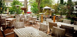 Aperto a pranzo e cena, cucina locale e internazionale