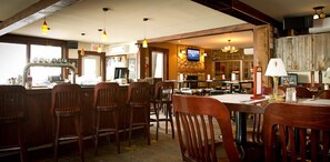 Se sirven comidas, cenas y cocina local e internacional