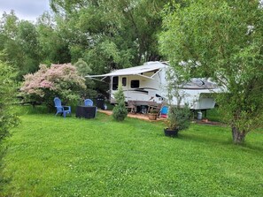 Exterior - Unique Yellowstone Camping Glamping Getaway. RV on Solo Sight w/ Full Hookups (Gardiner)
