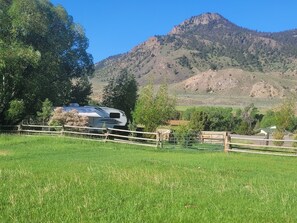 Property grounds - Unique Yellowstone Camping Glamping Getaway. RV on Solo Sight w/ Full Hookups (Gardiner)
