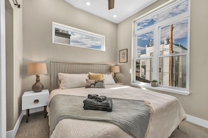 King bed in Master Bedroom  - Modern Farmhouse 30day + Near Downtown, Mile High Stadium and Sloans Lake (Denver)